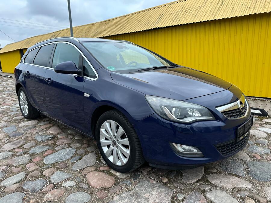Opel Astra J Sports Tourer wagon