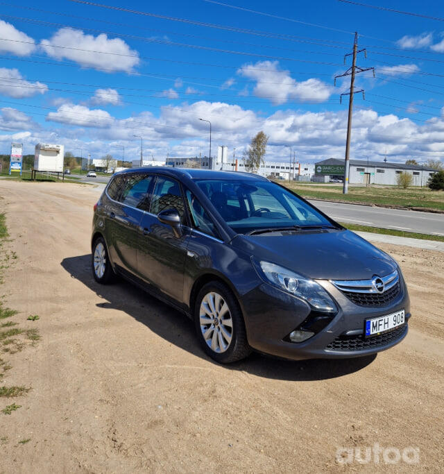 Opel Zafira C Tourer minivan