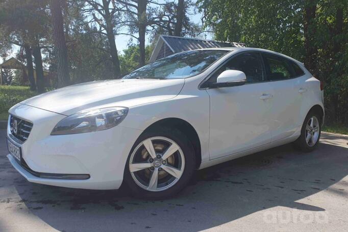 Volvo V40 2 generation Hatchback 5-doors