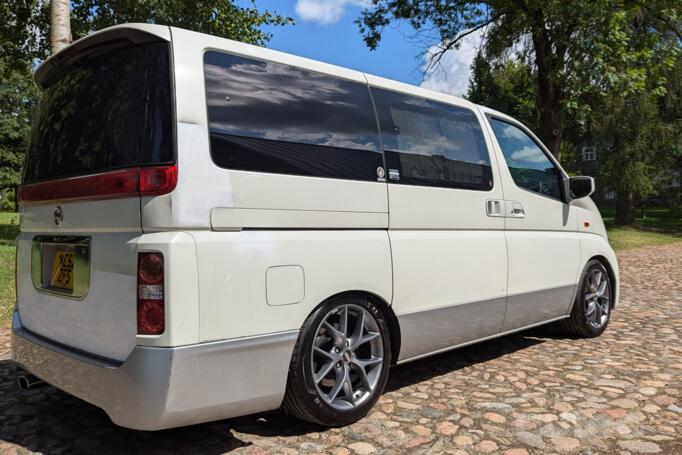 Nissan Elgrand E51 ME51 minivan 5-doors