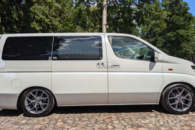 Nissan Elgrand E51 ME51 minivan 5-doors