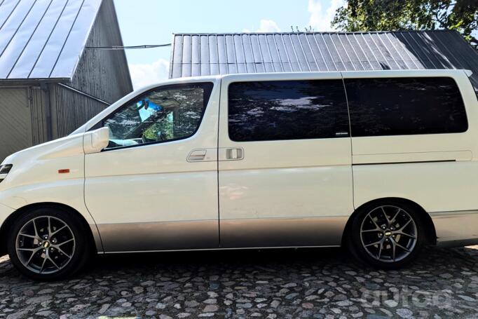 Nissan Elgrand E51 ME51 minivan 5-doors