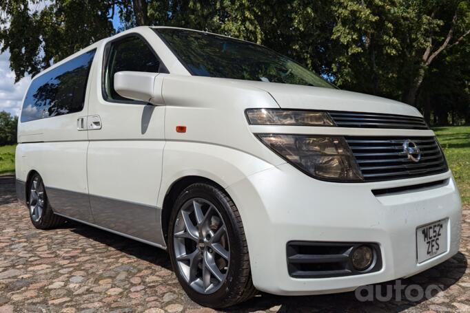 Nissan Elgrand E51 ME51 minivan 5-doors