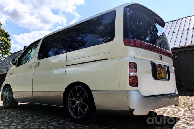 Nissan Elgrand E51 ME51 minivan 5-doors