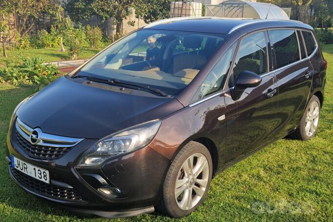 Opel Zafira C Tourer minivan