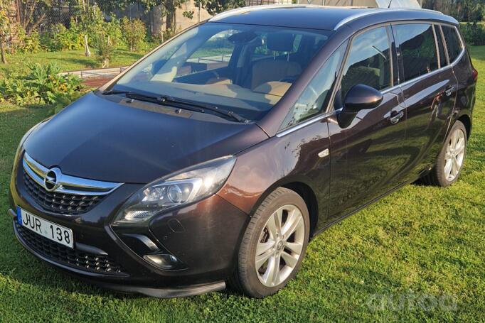 Opel Zafira C Tourer minivan