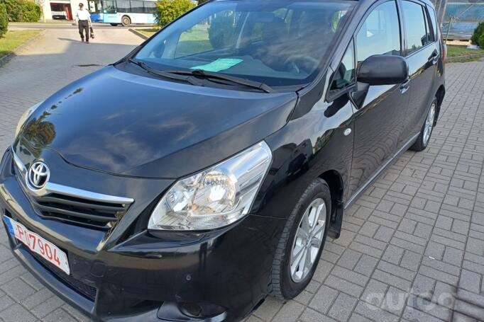 Toyota Verso 1 generation Minivan