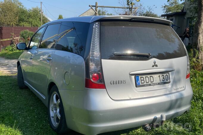 Mitsubishi Grandis 1 generation Minivan