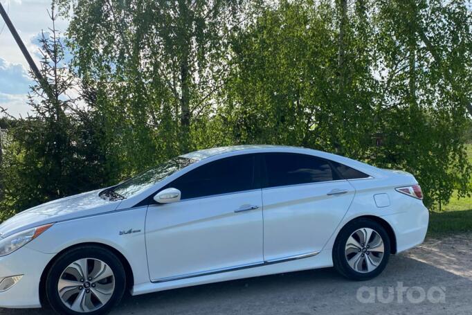 Hyundai Sonata YF Hybrid Sedan 4-doors