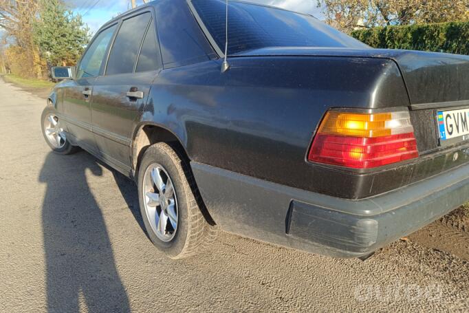 Mercedes-Benz W124 1 generation