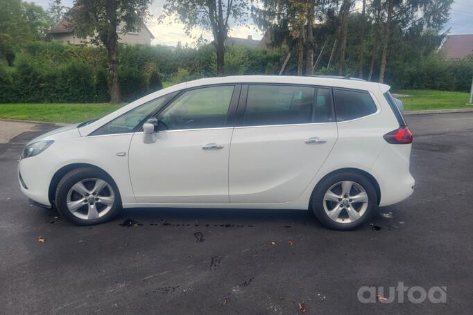 Opel Zafira C Tourer minivan