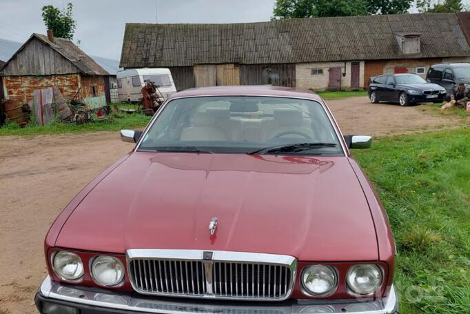 Jaguar XJ 2 generation (XJ40)