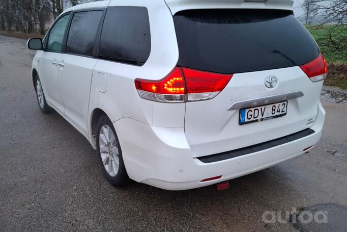 Toyota Sienna 3 generation Minivan 5-doors