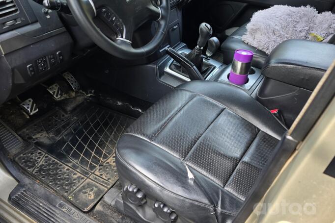Mitsubishi Pajero 4 generation SUV 5-doors