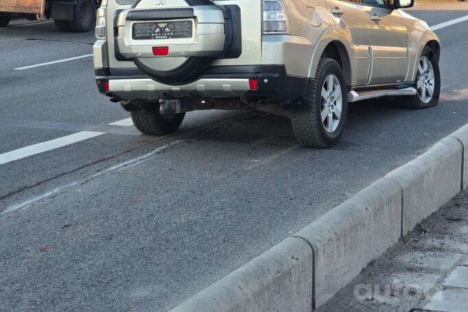 Mitsubishi Pajero 4 generation SUV 5-doors