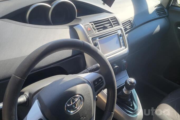 Toyota Verso 1 generation Minivan
