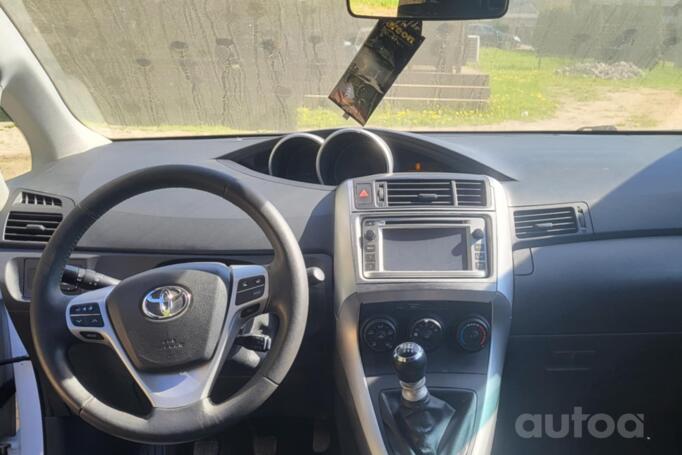 Toyota Verso 1 generation Minivan