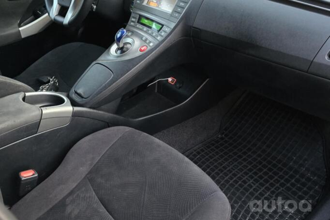 Toyota Prius 3 generation [restyling] Hatchback