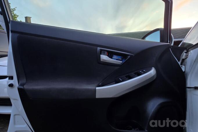 Toyota Prius 3 generation [restyling] Hatchback