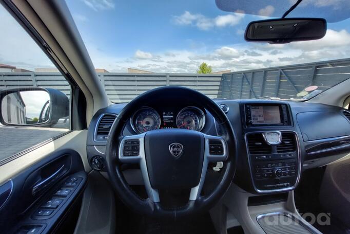 Lancia Voyager [restyling]
