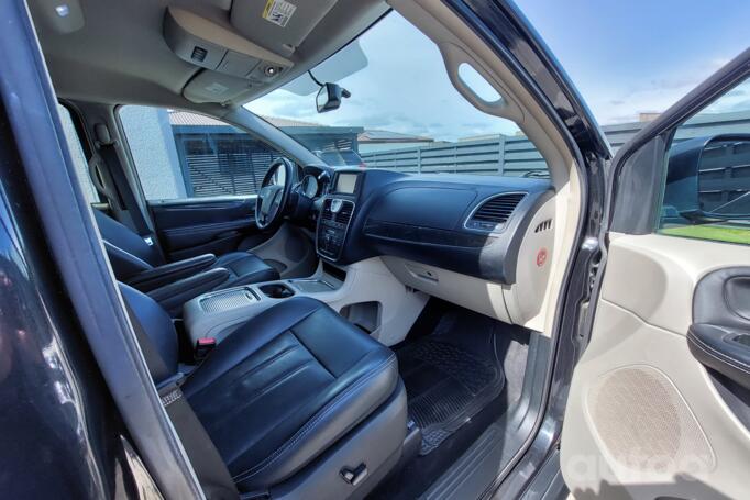 Lancia Voyager [restyling]