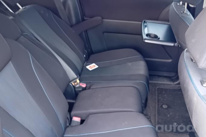 Mazda 5 CW Minivan