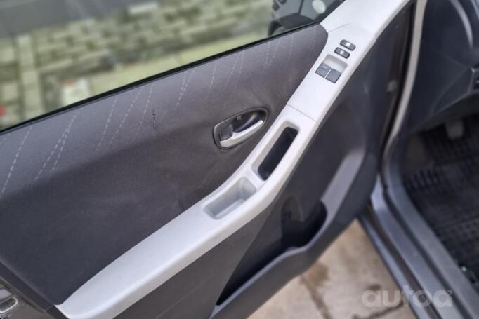 Toyota Yaris 2 generation