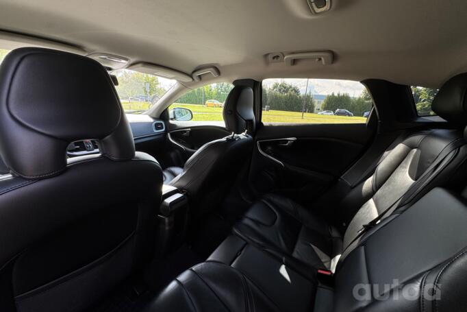 Volvo V40 2 generation Hatchback 5-doors