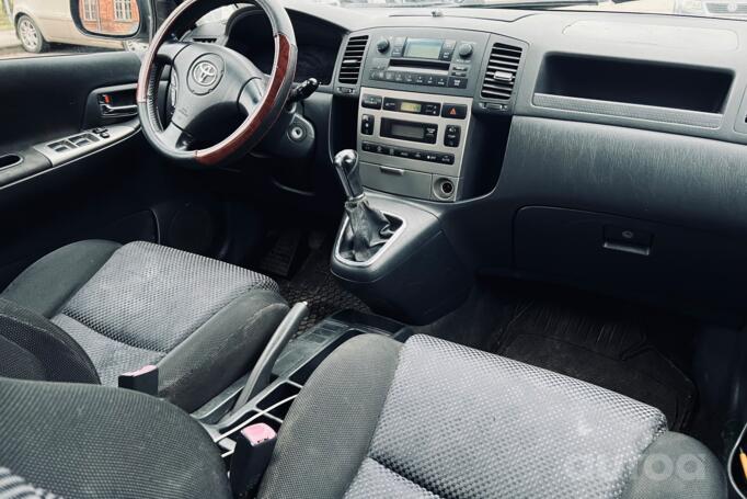 Toyota Corolla Verso 1 generation Minivan