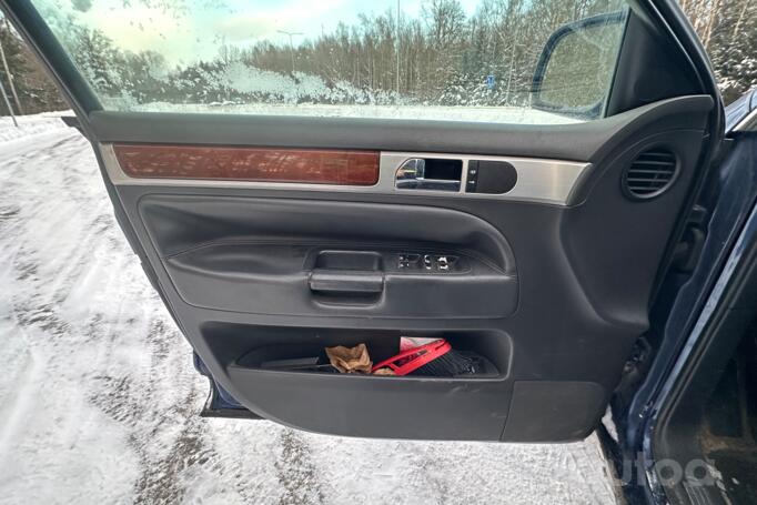 Volkswagen Touareg 1 generation Crossover