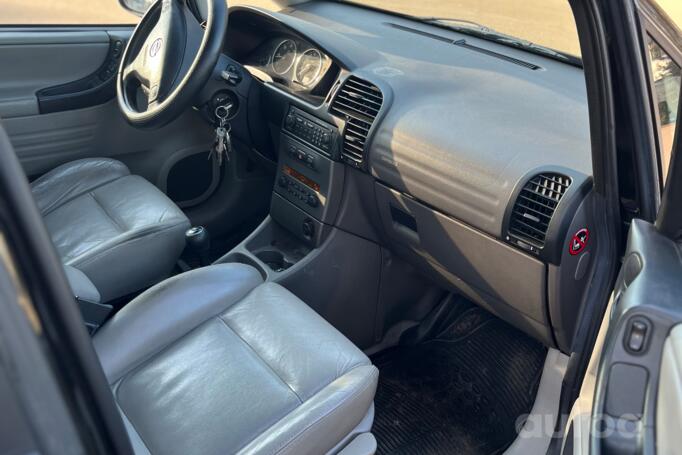Opel Zafira A [restyling] Minivan 5-doors