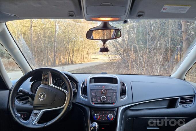 Opel Zafira C Tourer minivan
