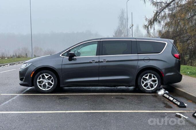 Chrysler Pacifica 2 generation Minivan