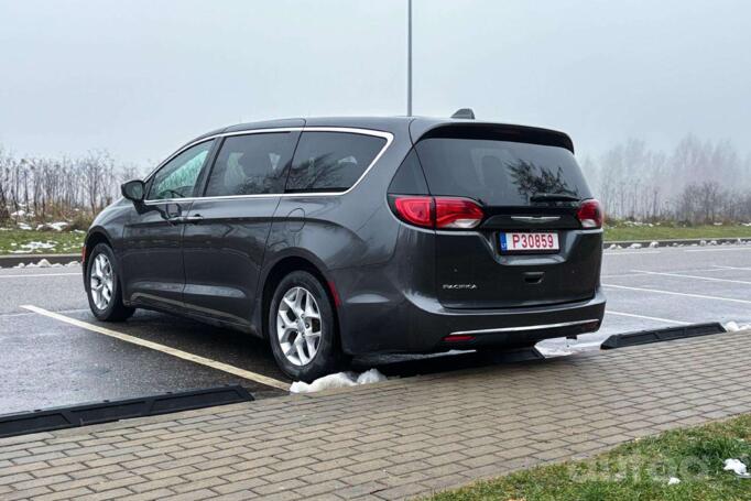 Chrysler Pacifica 2 generation Minivan