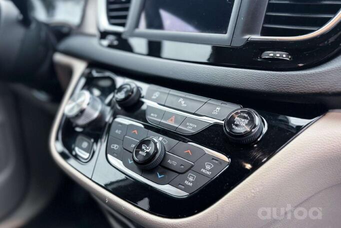 Chrysler Pacifica 2 generation Minivan