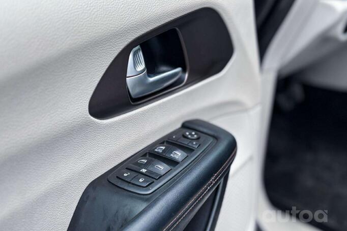 Chrysler Pacifica 2 generation Minivan