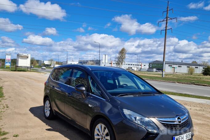 Opel Zafira C Tourer minivan