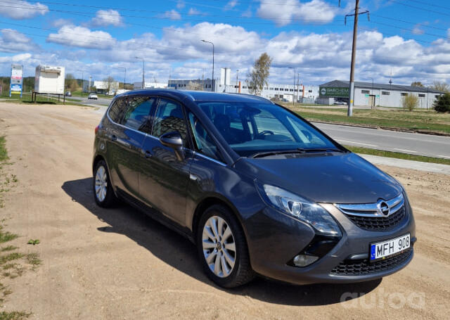 Opel Zafira C Tourer minivan