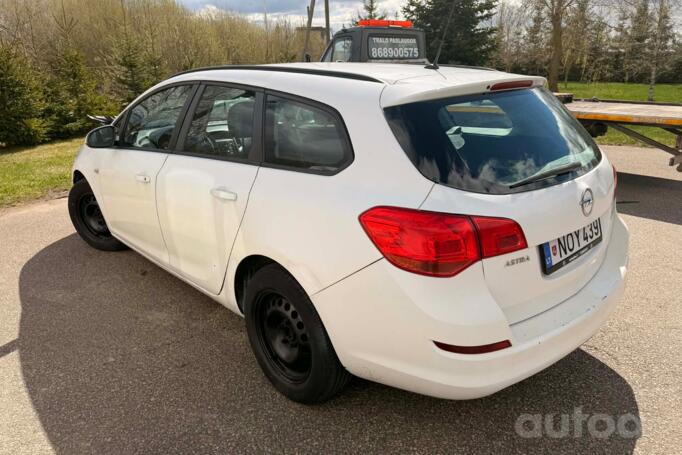 Opel Astra J Sports Tourer wagon
