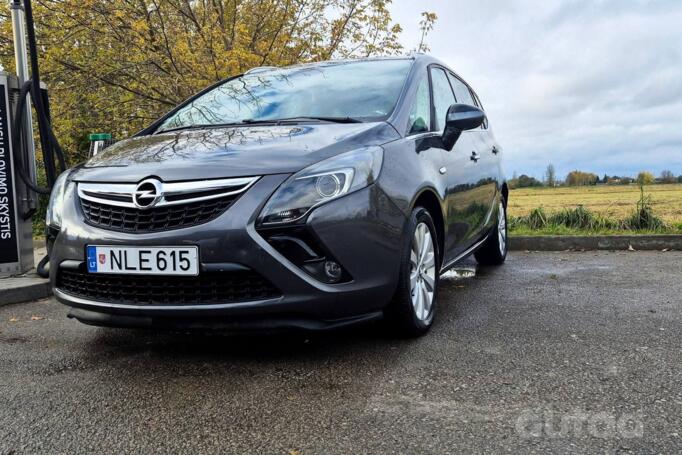 Opel Zafira C Tourer minivan