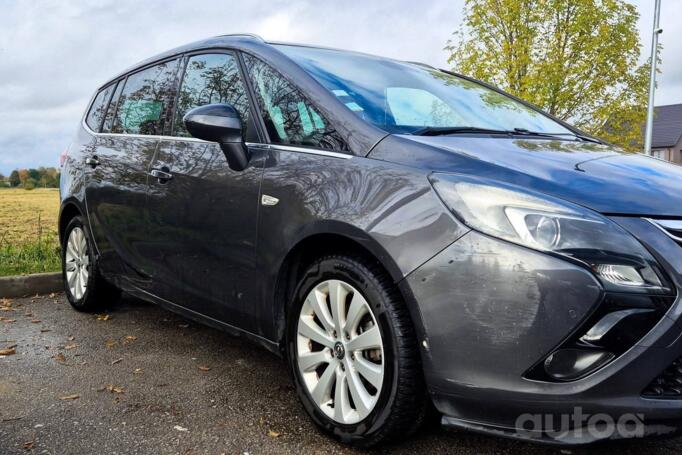 Opel Zafira C Tourer minivan