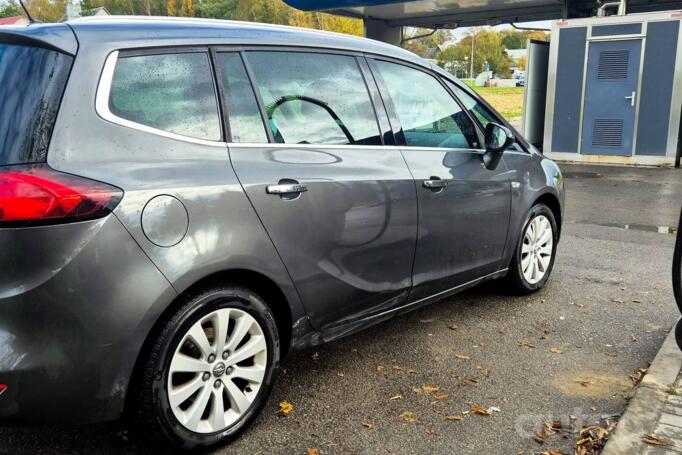 Opel Zafira C Tourer minivan