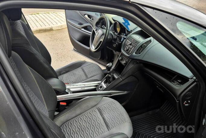 Opel Zafira C Tourer minivan