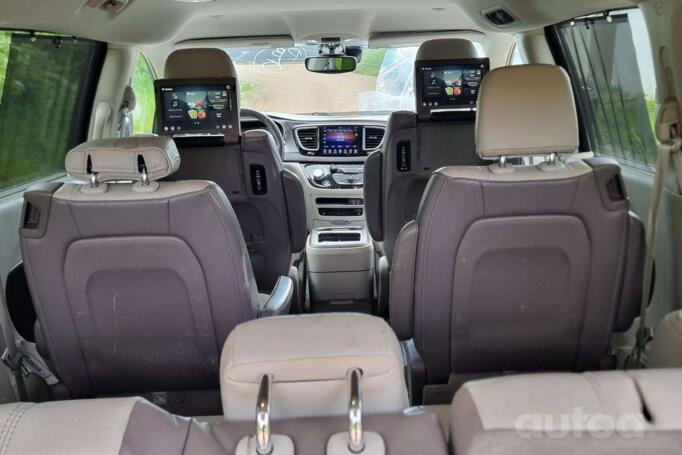 Chrysler Pacifica 2 generation Minivan