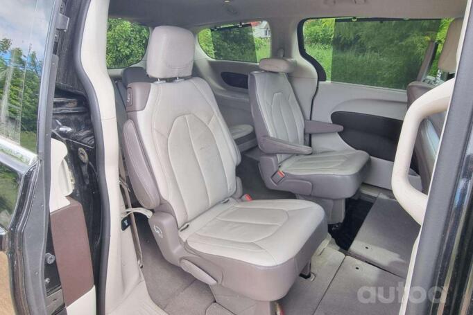 Chrysler Pacifica 2 generation Minivan