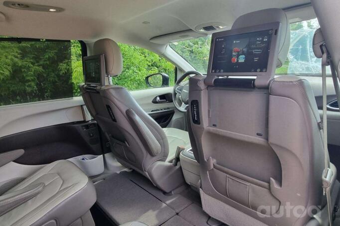 Chrysler Pacifica 2 generation Minivan