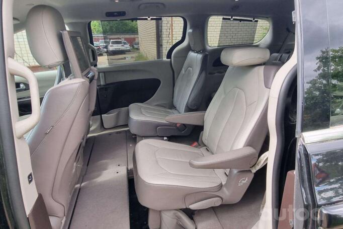 Chrysler Pacifica 2 generation Minivan