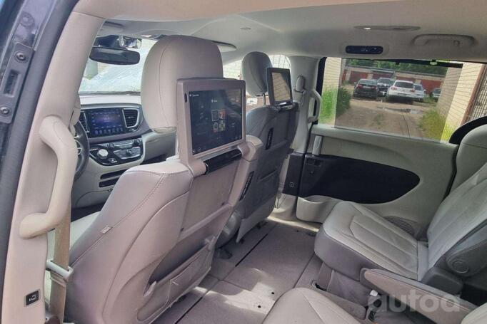 Chrysler Pacifica 2 generation Minivan