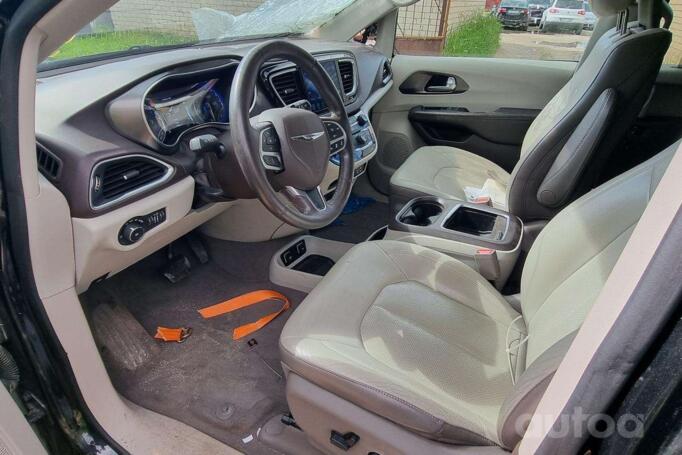 Chrysler Pacifica 2 generation Minivan