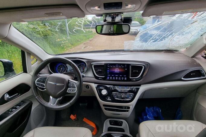 Chrysler Pacifica 2 generation Minivan